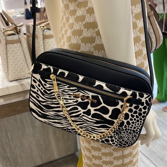 MICHAEL KORS JET SET LARGE EAST WEST ZIP POCKET CHAIN XBODY BLACK
NWT - Picture 4 of 16